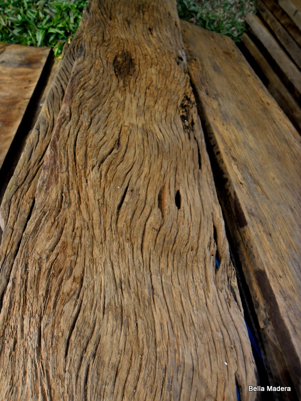 Tabuas de madeira peroba com ranhuras fundas, madeira rústica