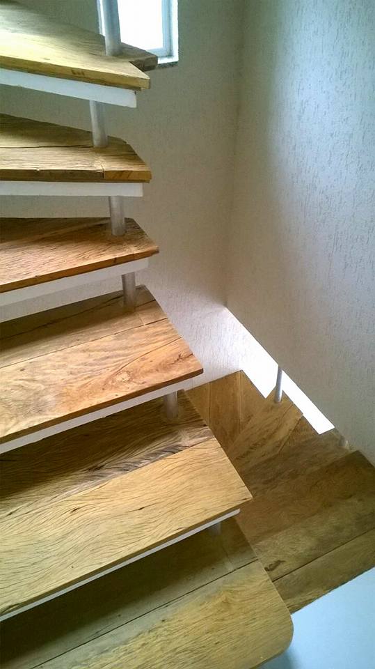 Escada de madeira peroba de demolição rústica