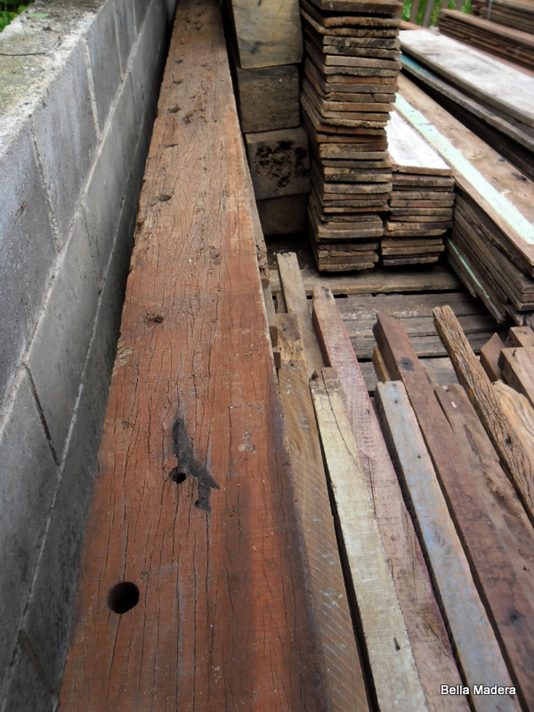 Pranchas de canafístula, madeira de demolição no depósito